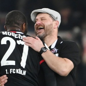 Steffen Baumgart und Anthony Modeste herzen sich nach dem Sieg im Pokal beim VfB Stutgart.