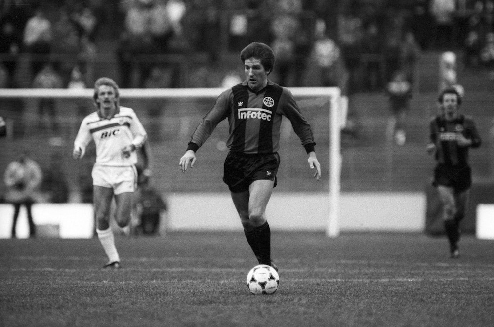 Bernd Nickel 1983 am Ball für Eintracht Frankfurt.