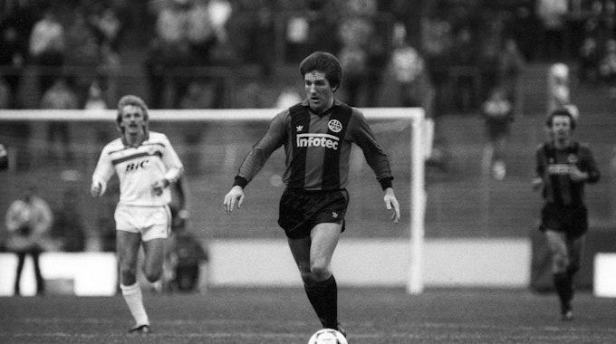 Bernd Nickel 1983 am Ball für Eintracht Frankfurt.