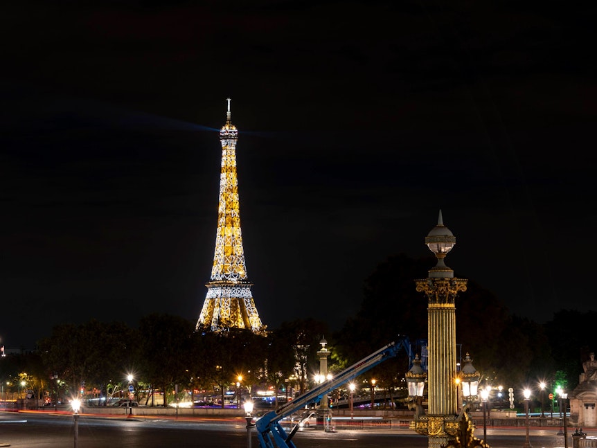 Der Eiffelturm erleuchtet den Nachthimmel von Paris.