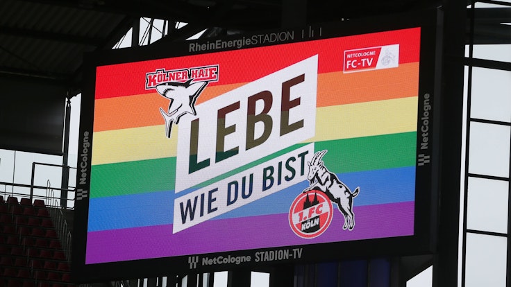 Der 1. FC Köln und die Kölner Haie ermutigen ihre Anhängerinnen und Anhänger auf der Anzeigetafel, so zu leben, wie sie wollen.