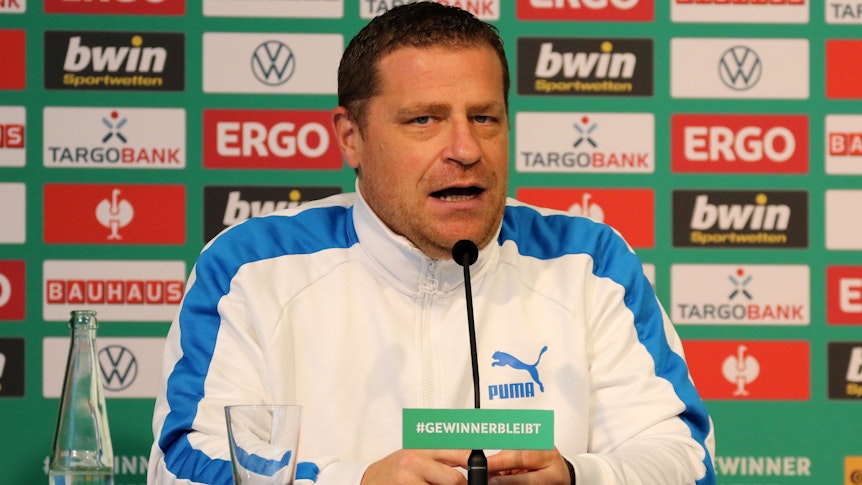 Max Eberl, Sportdirektor von Borussia Mönchengladbach, am 27. Oktober 2021 bei einer Pressekonferenz im Borussia-Park. Eberl spricht ins Mikrofon.