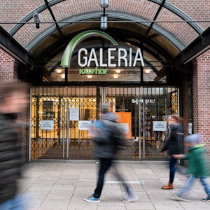 Nach Schließungen von Galeria-Kaufhof-Karstadt-Filialen (hier ein Foto vom 14. Oktober 2020) will sich die Warenhauskette neu erfinden. Unter anderem wird der Name geändert.