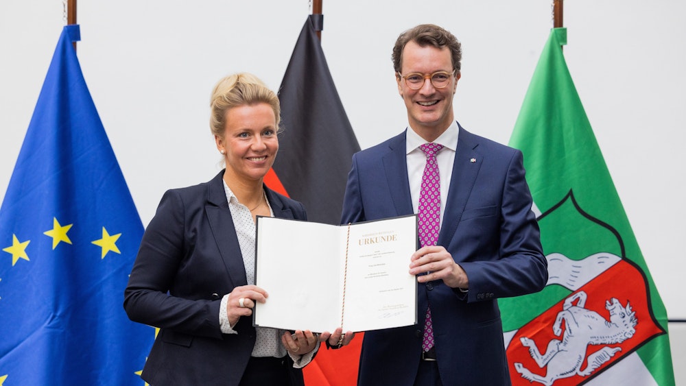 Hendrik Wüst (CDU), Ministerpräsident von Nordrhein-Westfalen, vereidigt Ina Brandes, neue Verkehrsministerin von Nordrhein-Westfalen und seine Nachfolgerin.