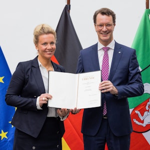 Hendrik Wüst (CDU), Ministerpräsident von Nordrhein-Westfalen, vereidigt Ina Brandes, neue Verkehrsministerin von Nordrhein-Westfalen und seine Nachfolgerin.
