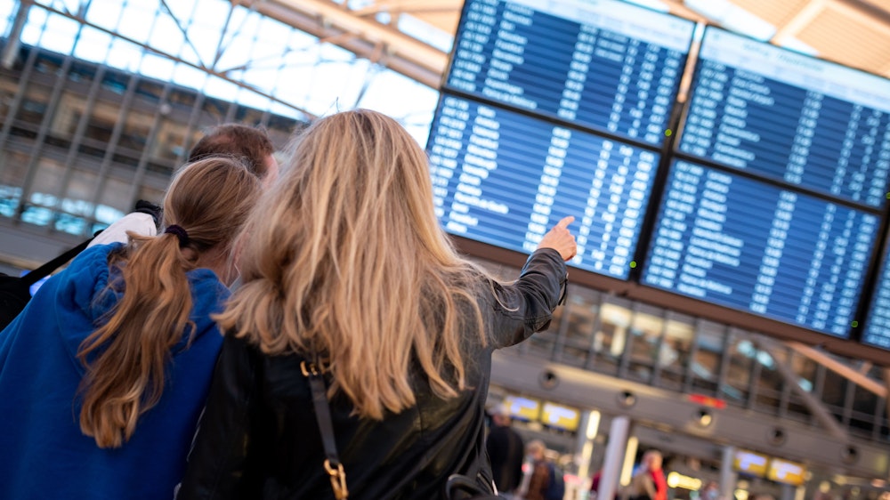 Die Reisebehörde Lonely Planet hat die Best-in-Travel-Liste für 2022 veröffentlicht. Darin werden die besten Urlaubsziele präsentiert. Das Symbolfoto (aufgenommen am 16. Oktober 2021) zeigt eine Frau, die auf eine Anzeigetafeln an einem Flughafen zeigt.