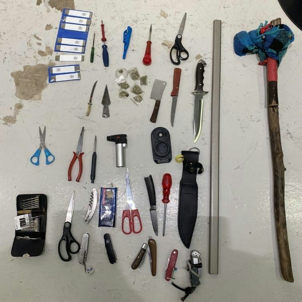 Diverse Waffen und Drogen, die bei einem Mann gefunden worden.