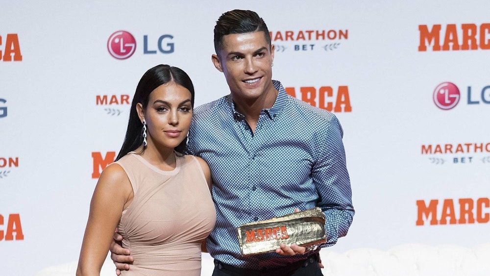Cristiano Ronaldo und Georgina Rodríguez halten sich bei einer Preisverleihung im Arm.