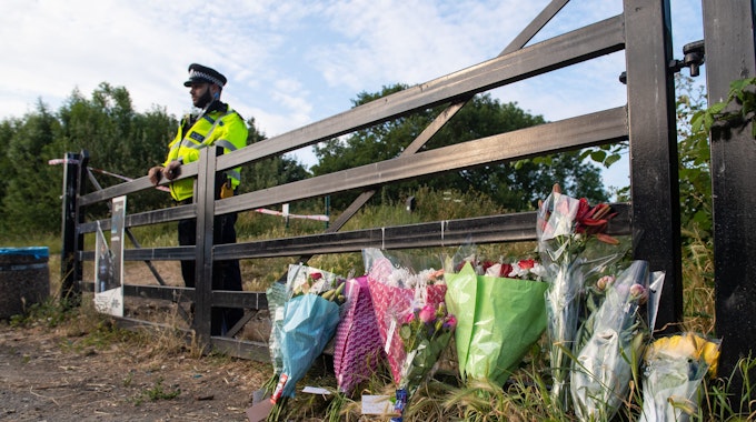 Blumen liegen am Eingang des Fryent Country Park in Wembley, wo nach dem Tod zweier Schwestern eine Morduntersuchung eingeleitet wurde.