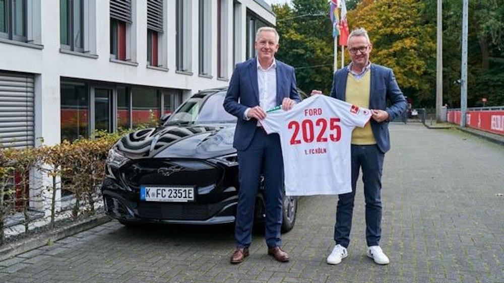 1. FC Köln: Geschäftsführer Alexander Wehrle freut sich über die Vertragsverlängerung mit Ford am 28. Oktober 2021.
