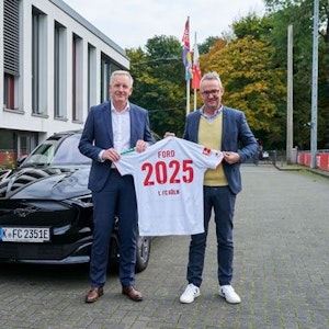 1. FC Köln: Geschäftsführer Alexander Wehrle freut sich über die Vertragsverlängerung mit Ford am 28. Oktober 2021.