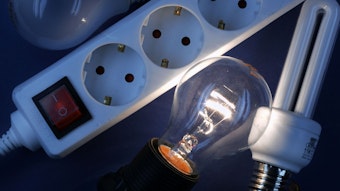 Es gibt neue Effizienzklassen bei Leuchtmitteln, das verkündete TÜV Süd. Doch was bedeutet das? Das Symbolfoto (aufgenommen am 16. Oktober 2007) zeigt eine Glühlampe, welche neben einem Stromstecker und einer Energiesparlampe leuchtet.