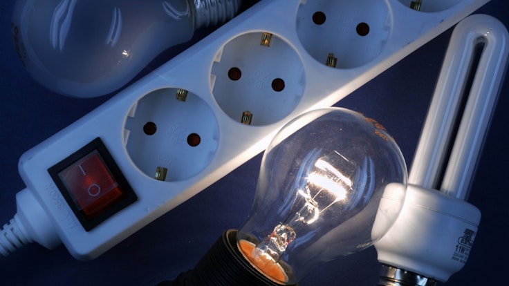 Es gibt neue Effizienzklassen bei Leuchtmitteln, das verkündete TÜV Süd. Doch was bedeutet das? Das Symbolfoto (aufgenommen am 16. Oktober 2007) zeigt eine Glühlampe, welche neben einem Stromstecker und einer Energiesparlampe leuchtet.