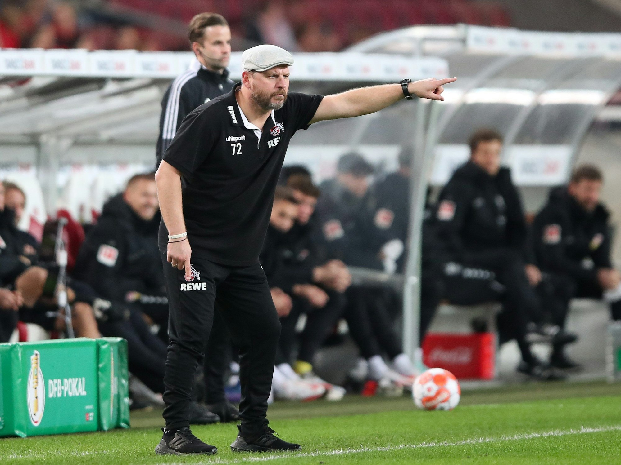 Steffen Baumgart gibt im DFB-Pokal-Spiel am 27. Oktober 2021 gegen den VfB Stuttgart die Richtung vor. Das Spiel endete mit einem 2:0 Sieg für den 1. FC Köln.