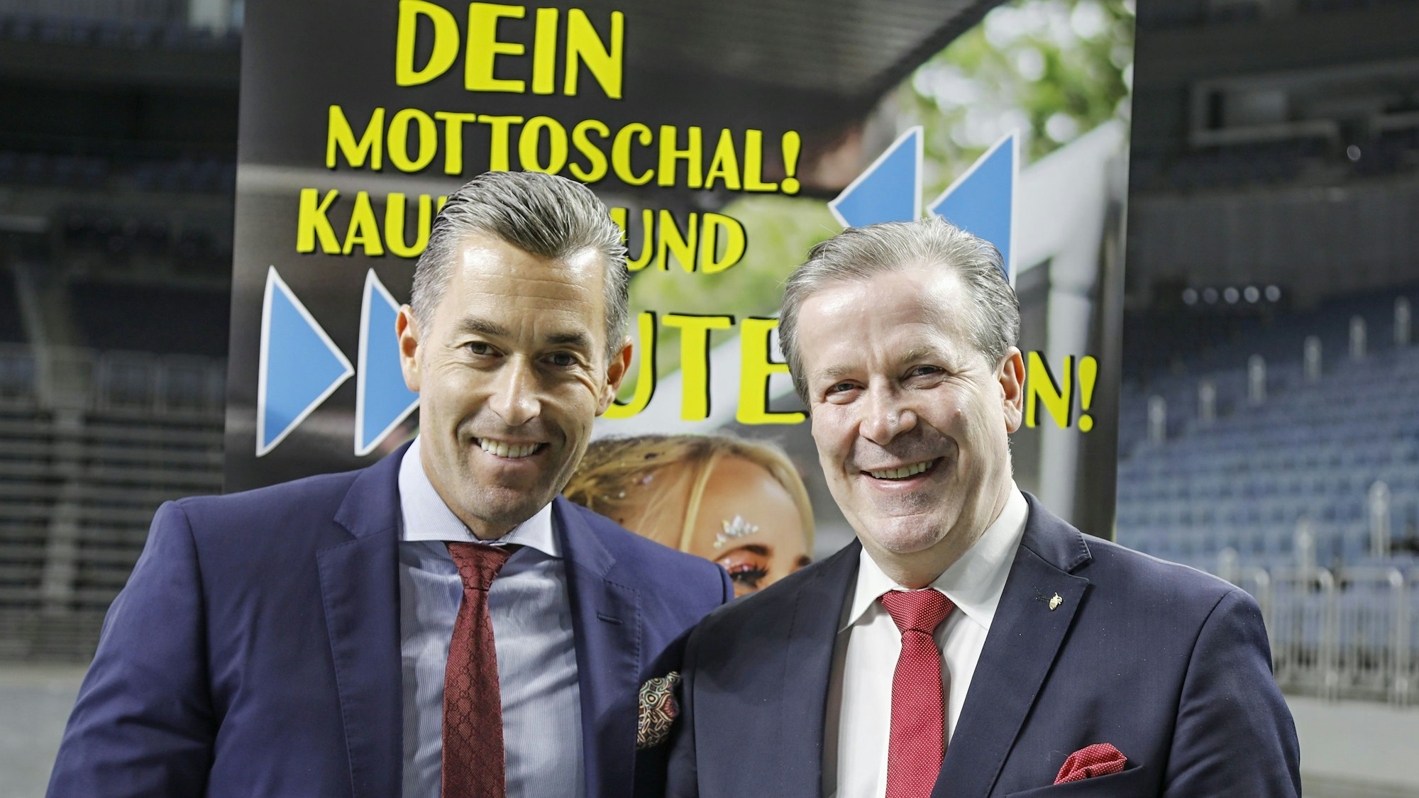 Deiters-Chef Herbert Geiss und Festkomitee-Präsident Christoph Kuckelkorn am 28. Oktober 2021 in der Lanxess-Arena bei der Vorstellung des neuen Mottoschals für den Karneval in Köln.