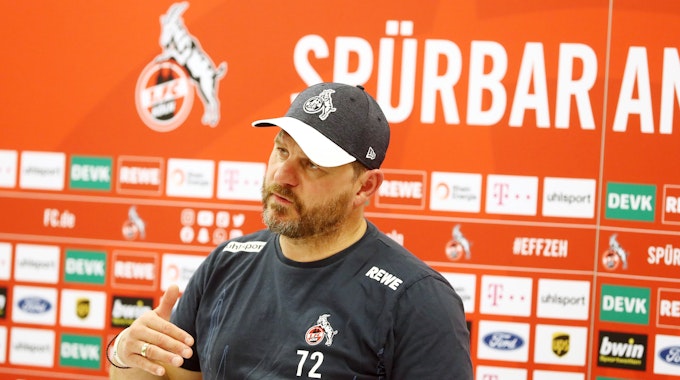 Trainer Steffen Baumgart gestikuliert auf der Pressekonferenz.