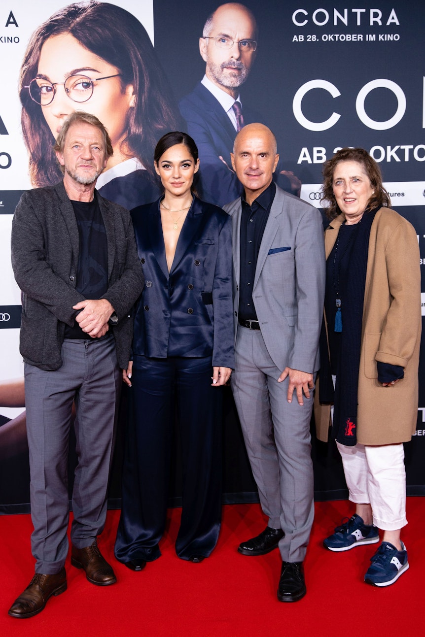 Sönke Wortmann, Nilam Farooq, Christoph Maria Herbst und Petra Müller stehen auf dem Roten Teppich der Premiere von „Contra“.