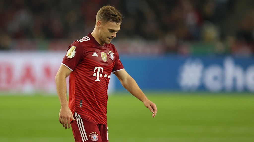 Bayerns Joshua Kimmich blickt bei der 0:5-Niederlage gegen Gladbach im DFB-Pokal enttäuscht auf den Rasen
