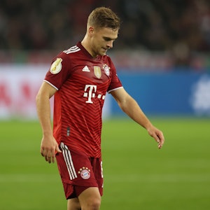 Bayerns Joshua Kimmich blickt bei der 0:5-Niederlage gegen Gladbach im DFB-Pokal enttäuscht auf den Rasen