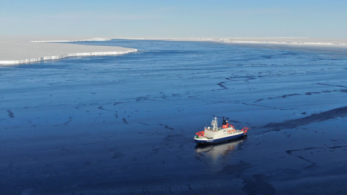 Die Polarstern im Spalt zwischen dem Brunt-Schelfeis (links) und dem Ende Februar abgebrochenen Eisberg A 74 (rechts). Hinter/über dem Schiff liegt der Eingang in den "Fuchsbau" - die engste Stelle zwischen den beiden Eiskörpern. Im Februar brach der riesige Eisberg vom Schelfeis in der Antarktis ab. Als einziges Forschungsschiff war die «Polarstern» in der Nähe. Die Wissenschaftler nutzten die Chance für einzigartige Untersuchungen.&nbsp;
