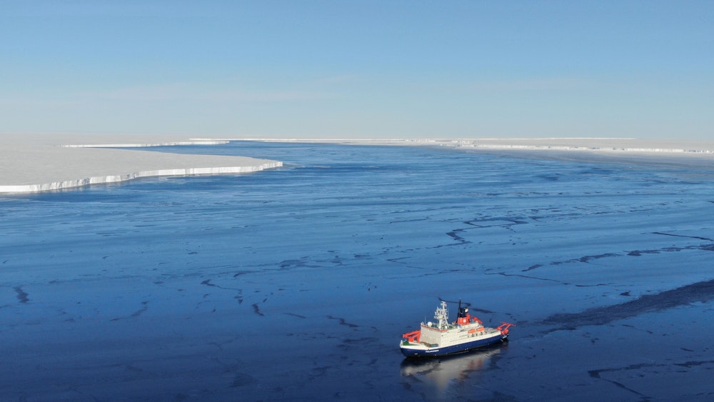 Die Polarstern im Spalt zwischen dem Brunt-Schelfeis (links) und dem Ende Februar abgebrochenen Eisberg A 74 (rechts). Hinter/über dem Schiff liegt der Eingang in den "Fuchsbau" - die engste Stelle zwischen den beiden Eiskörpern. Im Februar brach der riesige Eisberg vom Schelfeis in der Antarktis ab. Als einziges Forschungsschiff war die «Polarstern» in der Nähe. Die Wissenschaftler nutzten die Chance für einzigartige Untersuchungen.