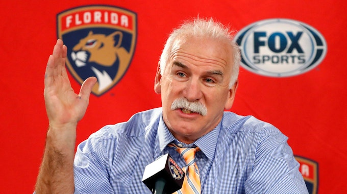 Joel Quenneville, Cheftrainer der Florida Panthers und ehemalige Trainer der Chicago Blackhawks, antwortet vor einem NHL-Eishockeyspiel zwischen den Blackhawks und den Panthers auf eine Frage.