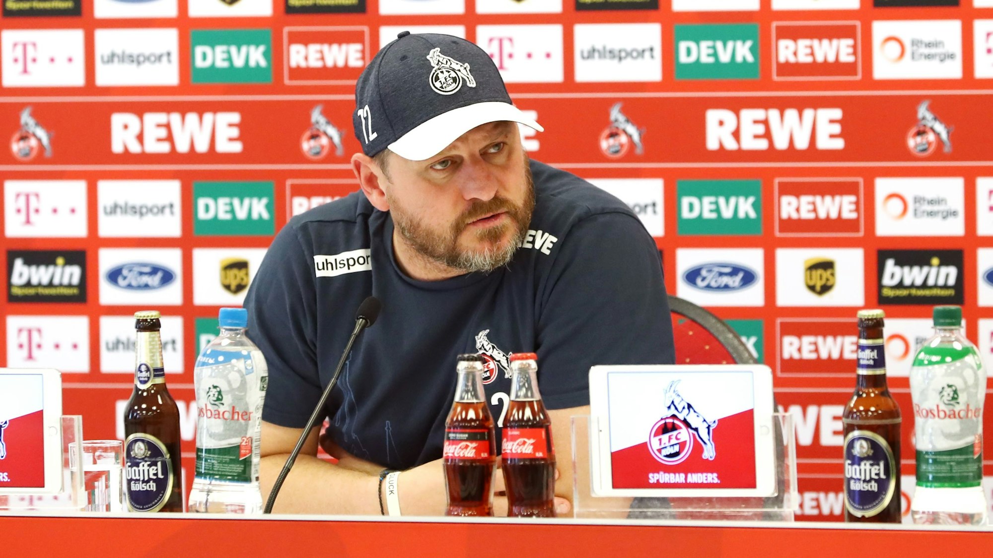 Steffen Baumgart am 26. Oktober 2021 auf der Pressekonferenz vor dem Spiel gegen den VfB Stuttgart.
