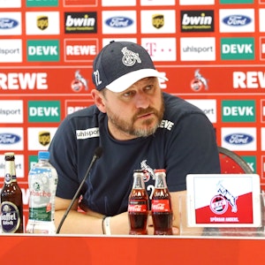 Steffen Baumgart am 26. Oktober 2021 auf der Pressekonferenz vor dem Spiel gegen den VfB Stuttgart.