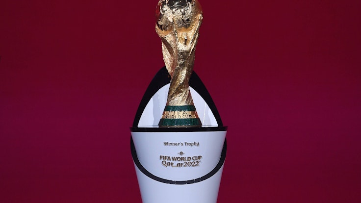 Der WM-Pokal steht auf einem Podest
