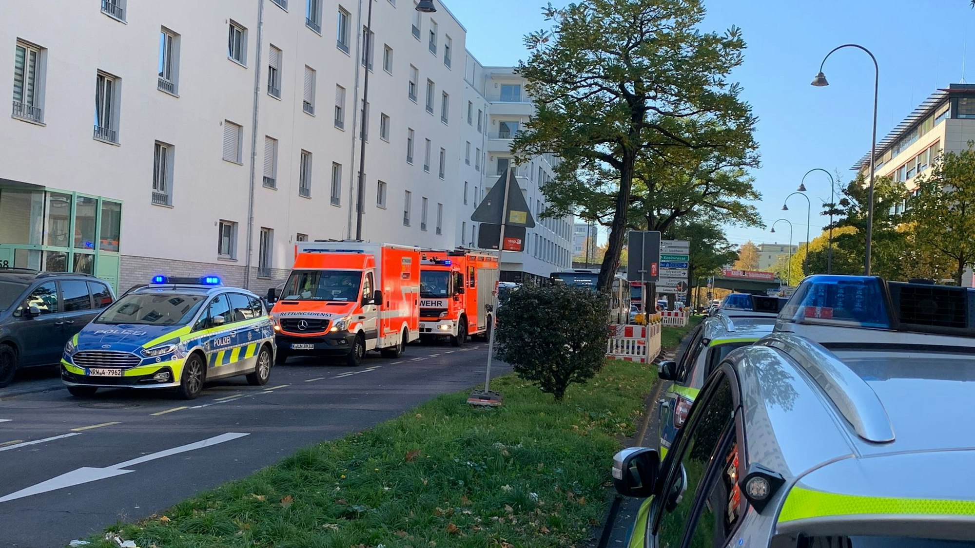 Polizei und Rettungswagen stehen an der Kalker Hauptstraße.