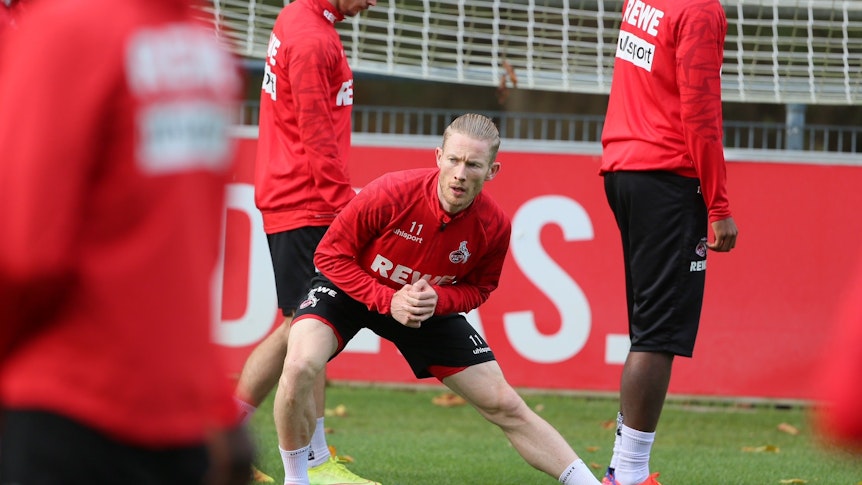 Florian Kainz dehnt sich beim Abschlusstraining des 1. FC Köln vor dem Spiel in Dortmund.