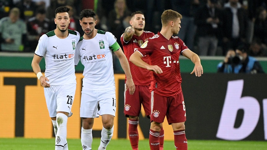 Ramy Bensebaini und Lars Stindl von Borussia Mönchengladbach und Lucas Hernandez und Joshua Kimmich vom FC Bayern München (v.l.n.r.) am 27. Oktober 2021.