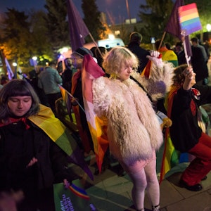 Menschen protestieren gegen ein geplantes Verbot von Demonstrationen für Lesben und Schwule. Vor dem Parlament versammelten sich am Donnerstagabend mindestens 300 Menschen, wie die Tageszeitung «Gazeta Wyborcza» berichtete.