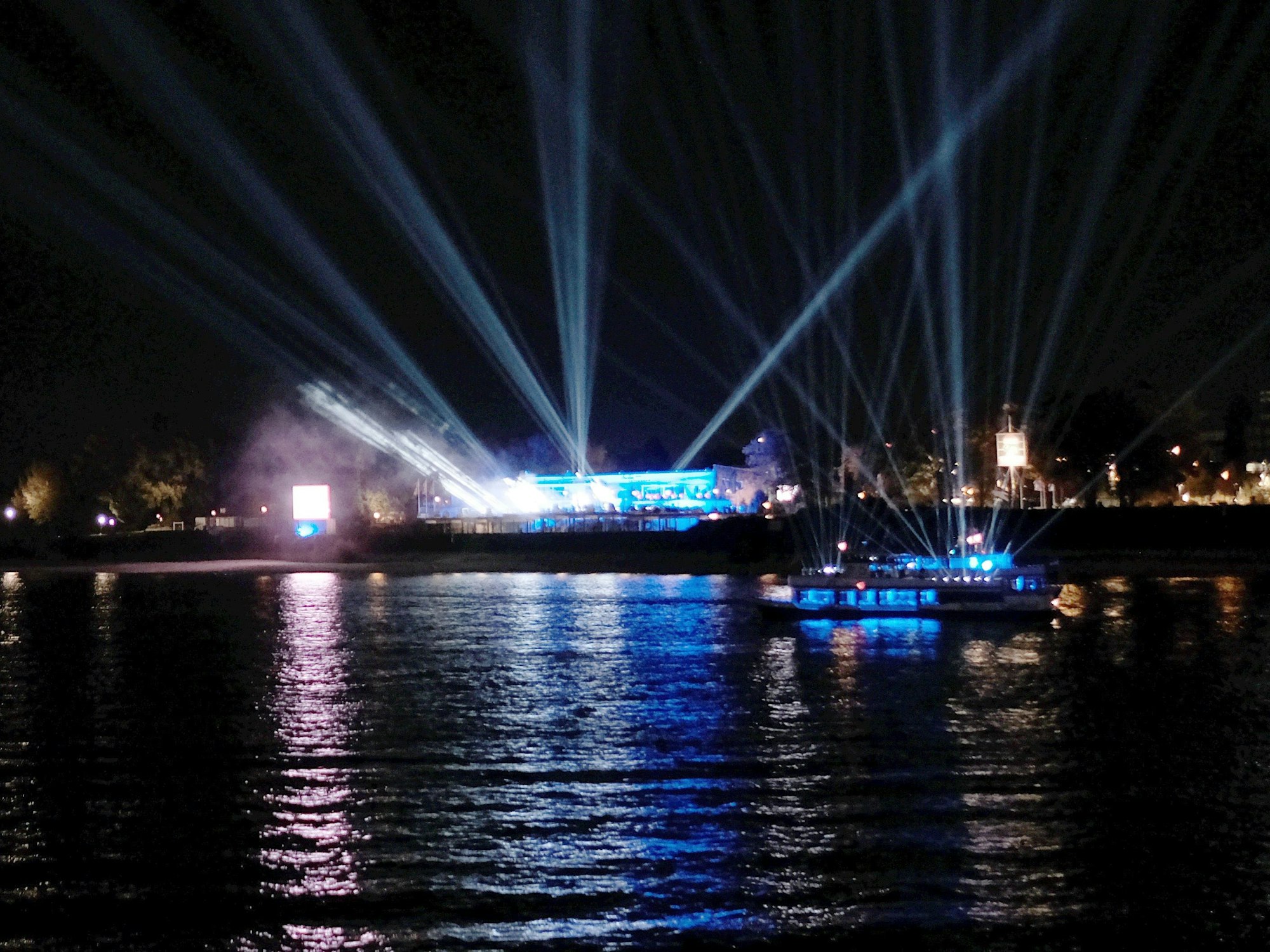 Ein Lichter-Meer am 29. Oktober 2021 vor dem Tanzbrunnen in Köln. Dahinter steckt das 401-jährige Jubiläum von DuMont.
