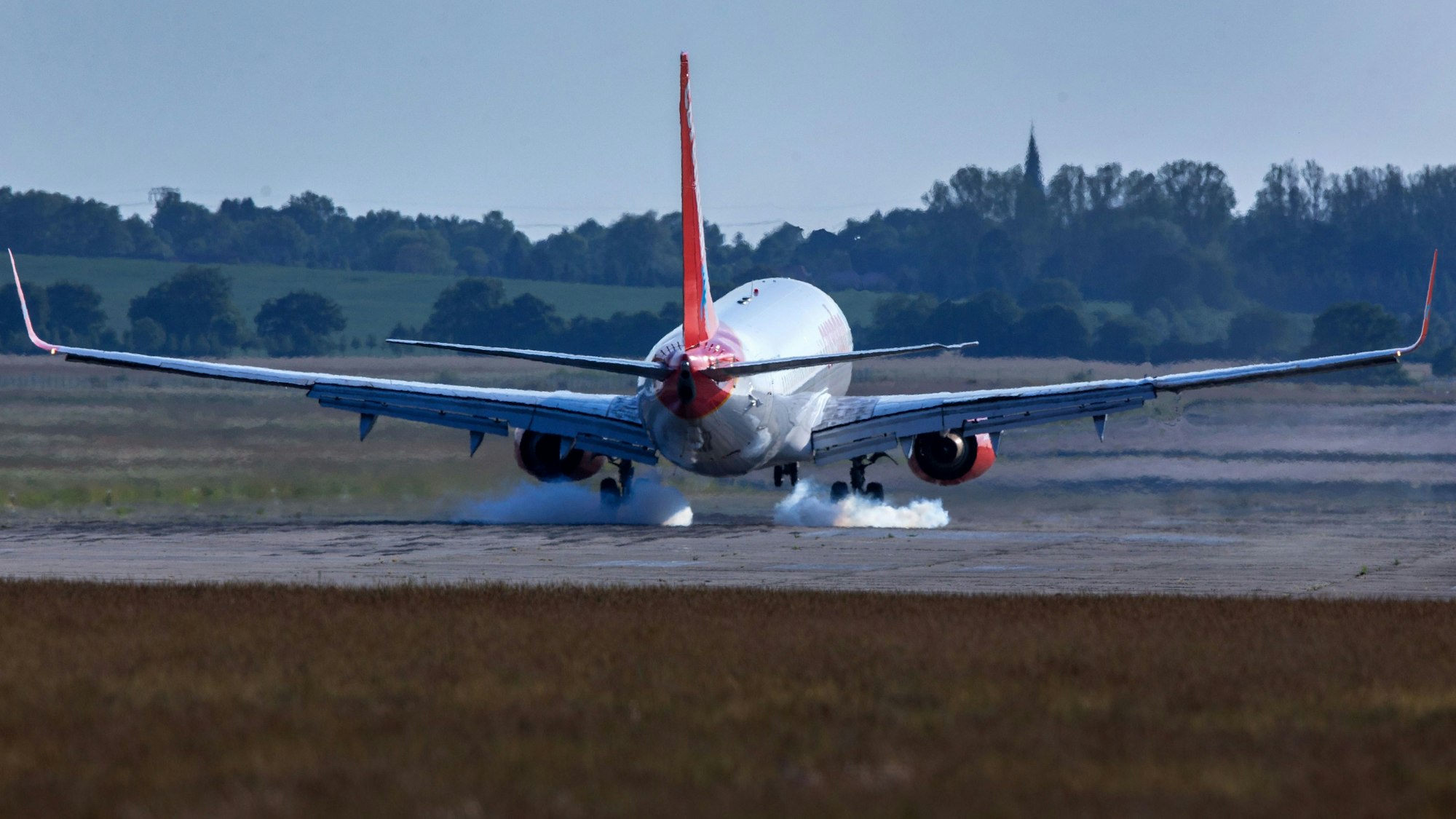 Eine Boeing 737-800 der türkischen Corendon Airlines setzt am 06.06.2015 auf der Landbahn des Baltic-Airport in Parchim (Mecklenburg-Vorpommern) auf.