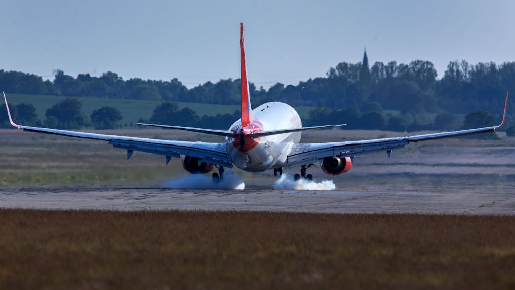 Eine Boeing 737-800 der türkischen Corendon Airlines setzt am 06.06.2015 auf der Landbahn des Baltic-Airport in Parchim (Mecklenburg-Vorpommern) auf.