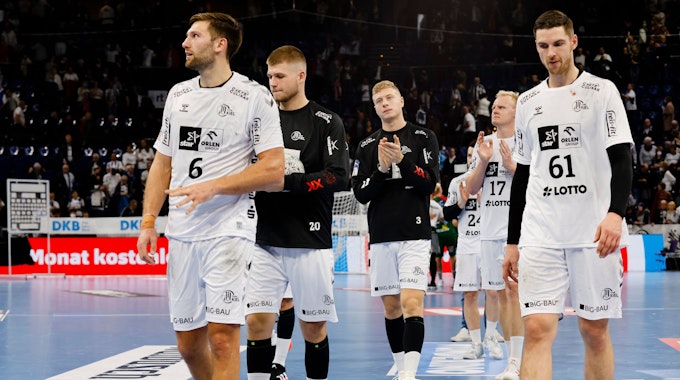 Die Spieler von THW Kiel gehen nach einer Niederlage in der Handball-Bundesliga vom Feld.