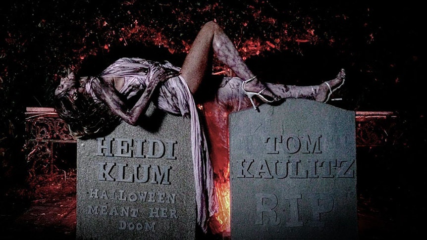 Das deutsche Fotomodel Heidi Klum, als Zombie verkleidet, in einem Video zu Halloween. Die traditionelle Kostümparty der Deutschen fällt wegen der Corona-Pandemie zum zweiten Mal aus, stattdessen zeigt sich die „Queen of Halloween“ in einem knapp achtminütigen Horror-Video als blutrünstiges Zombie.