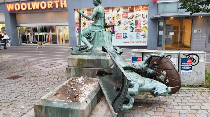 Eine Figur des Schifffahrtsbrunnens am Wiener Platz liegt auf dem Boden.