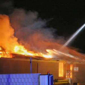 Die Feuerwehr versucht, einen Großbrand in einem Gewerbekomplex zu löschen.