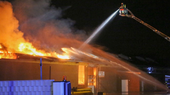 Die Feuerwehr versucht, einen Großbrand in einem Gewerbekomplex zu löschen.