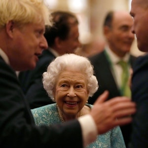Die britische Queen Elizabeth II. und Premierminister Boris Johnson (l.) bei einer Veranstaltung auf Schloss Windsor am 19. Oktober 2021.