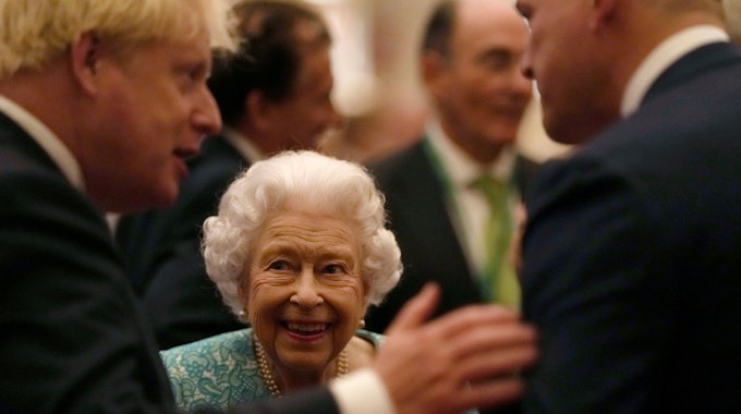Die britische Queen Elizabeth II. und Premierminister Boris Johnson (l.) bei einer Veranstaltung auf Schloss Windsor am 19. Oktober 2021.