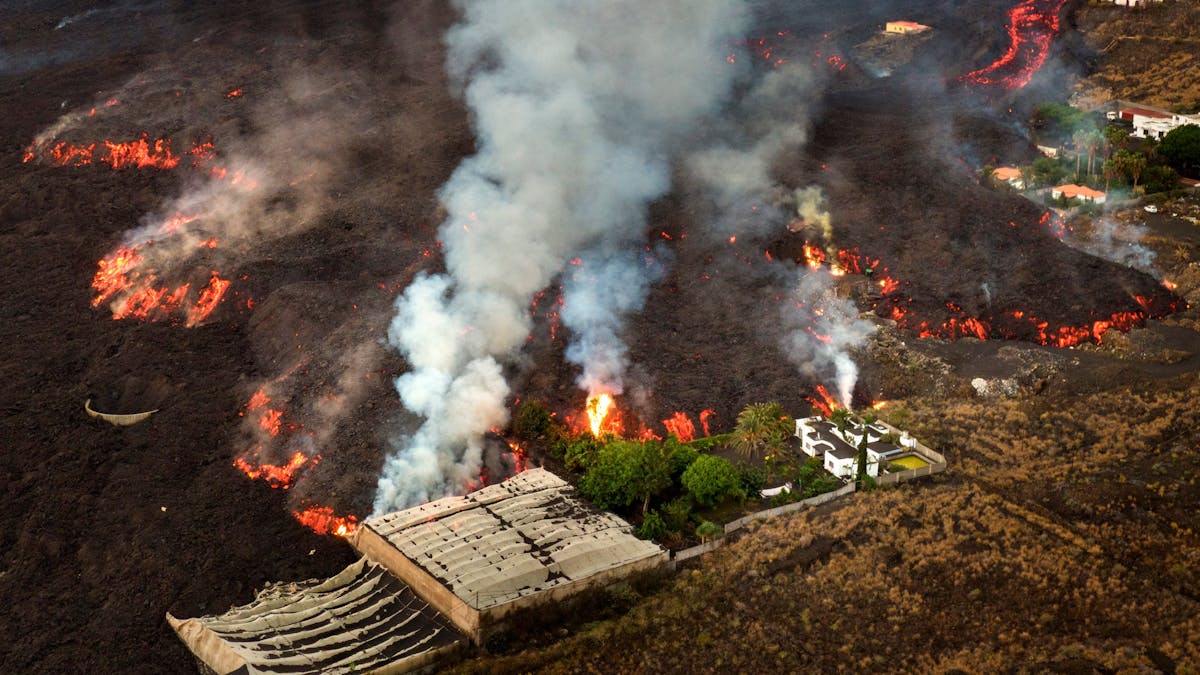 Lavaströme zerstören am Freitag, 29. Oktober, Häuser und Bananenplantagen auf der Kanareninsel La Palma, als der Vulkan dort weiter ausbricht.