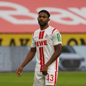 Emmanuel Dennis spielt für den 1. FC Köln gegen Bayer Leverkusen.