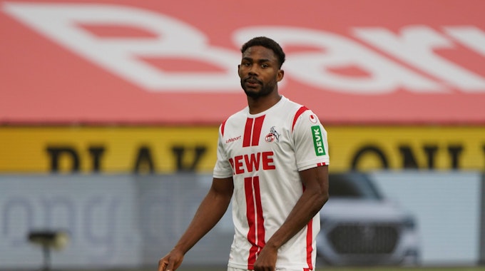 Emmanuel Dennis spielt für den 1. FC Köln gegen Bayer Leverkusen.