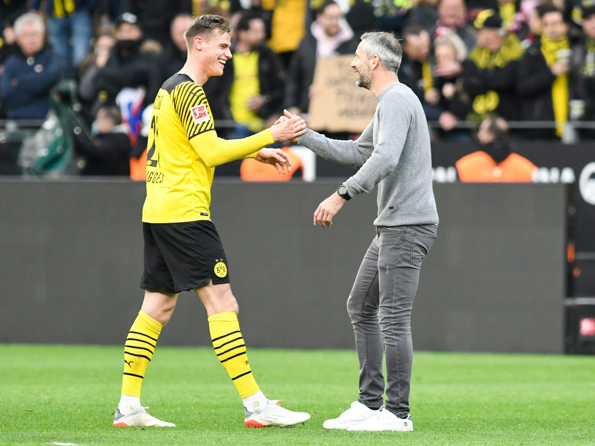 Marco Rose klatscht Steffen Tigges beim Bundesliga-Spiel Borussia Dortmund gegen 1. FC Köln ab.