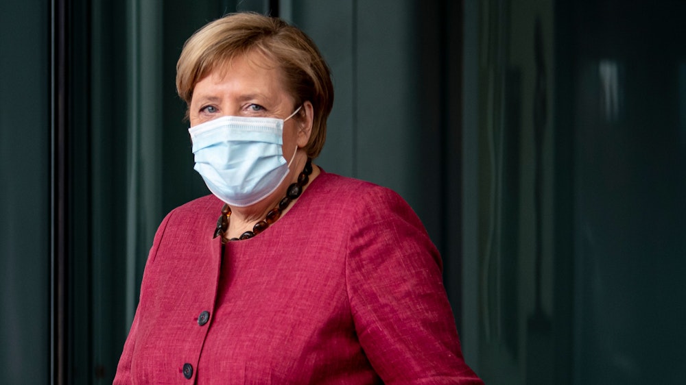 Angela Merkel (CDU) kommt zur Begrüßung der finnischen Ministerpräsidentin Marin im Kanzleramt. Die scheidende Kanzlerin Angela Merkel (CDU) regiert jetzt nur noch geschäftsführend.