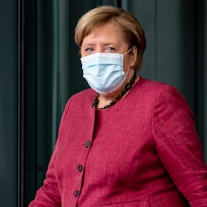 Angela Merkel (CDU) kommt zur Begrüßung der finnischen Ministerpräsidentin Marin im Kanzleramt. Die scheidende Kanzlerin Angela Merkel (CDU) regiert jetzt nur noch geschäftsführend.