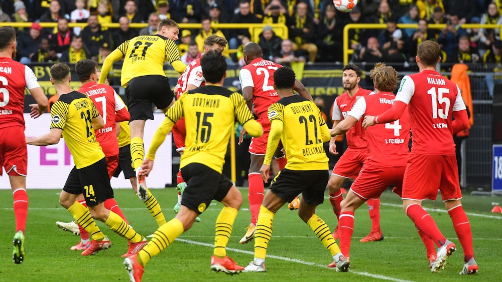Stephen Teges segna per il Borussia Dortmund 2-0 contro 1. FC Colonia